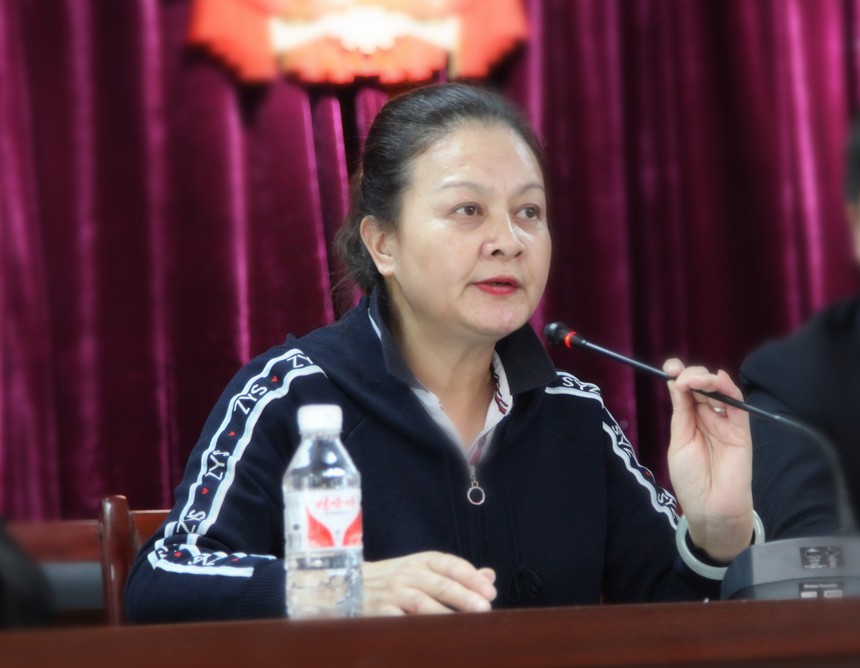 民盟云南省委社會(huì)服務(wù)部部長馬榮惠主持捐贈(zèng)儀式.jpg